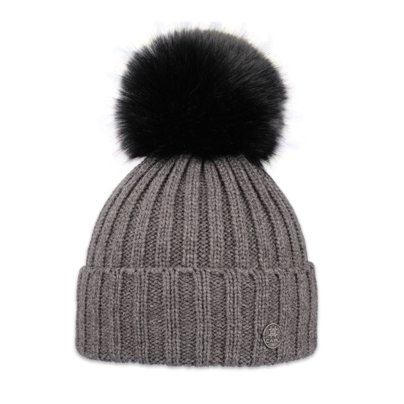 Dětská čepice s kožešinovou bambulí